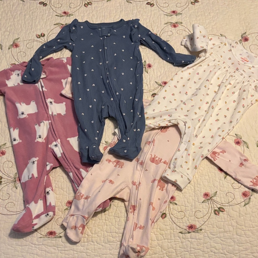 Set of 4 3 months old pajamas for baby girl very good condition